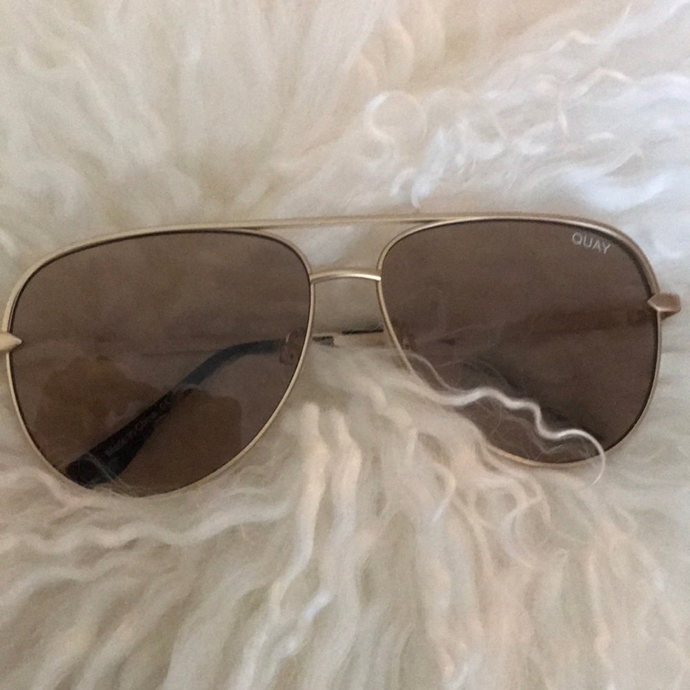 Quay X Desi Sahara Matte Gold/Taupe